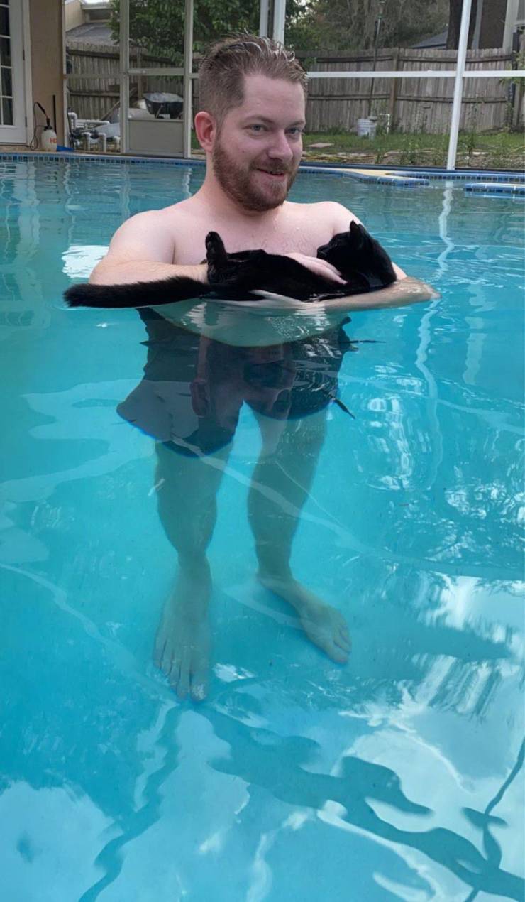 Мужчина с котом в бассейне