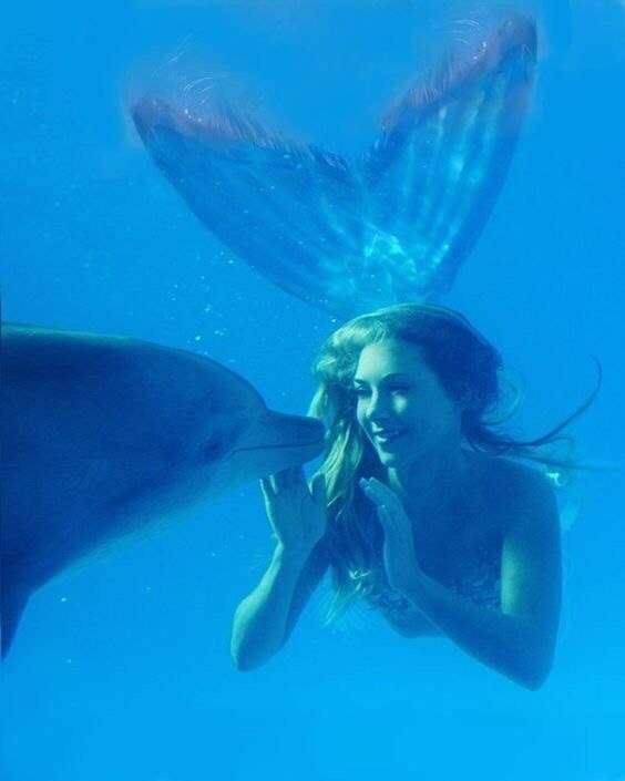 Ханна Фрейзер в образе русалки с дельфином