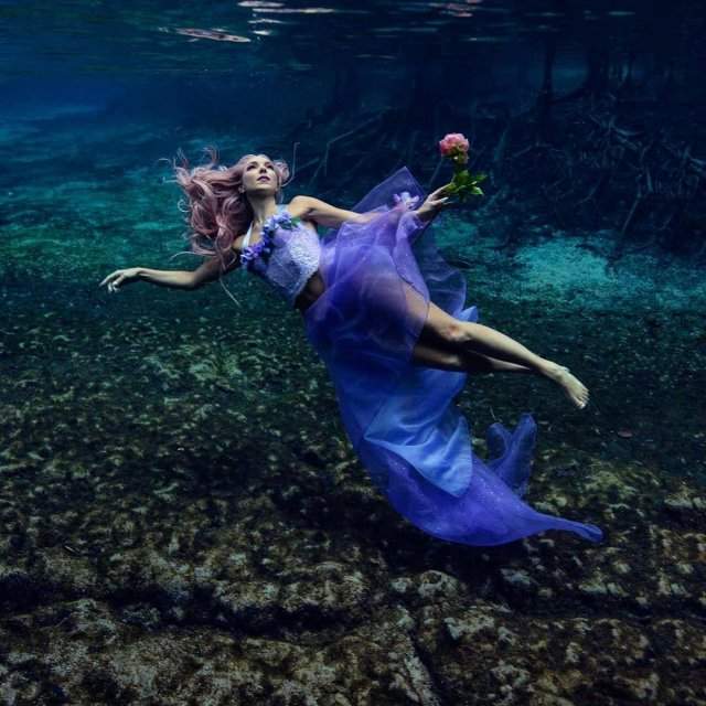 Ханна Фрейзер в синем платье в воде