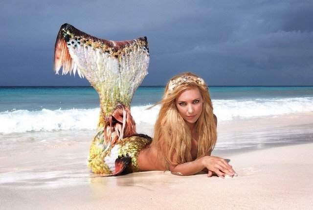 Ханна Фрейзер в образе русалки на пляже