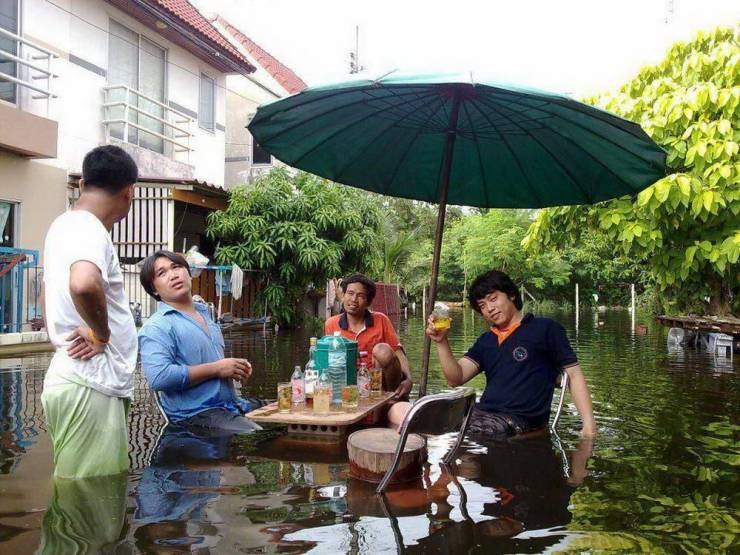 Посиделки с друзьями во время наводнения