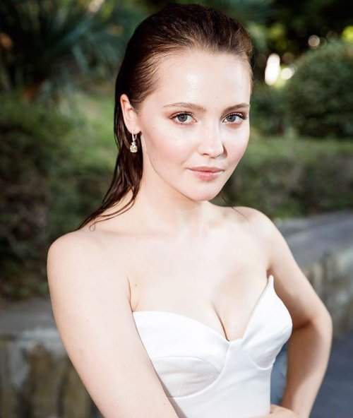 Юлия Хлынина в белом платье с вырезом