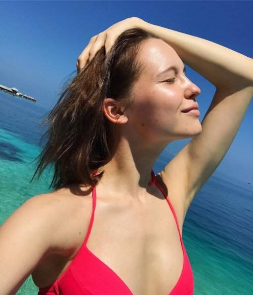 Юлия Хлынина в красном купальнике на море