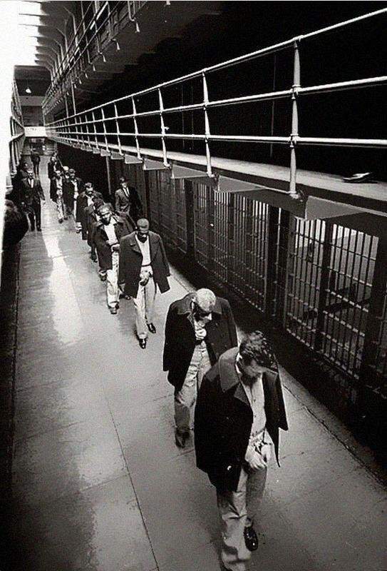 Последние заключённые покидают Алькатрас. 1963 год.