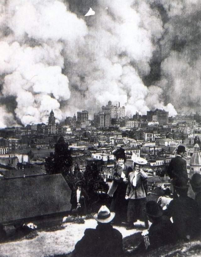 Барышни фотографируются на фоне пожара в Сан-Франциско, вызваного землетрясением, 18 апреля 1906 года.