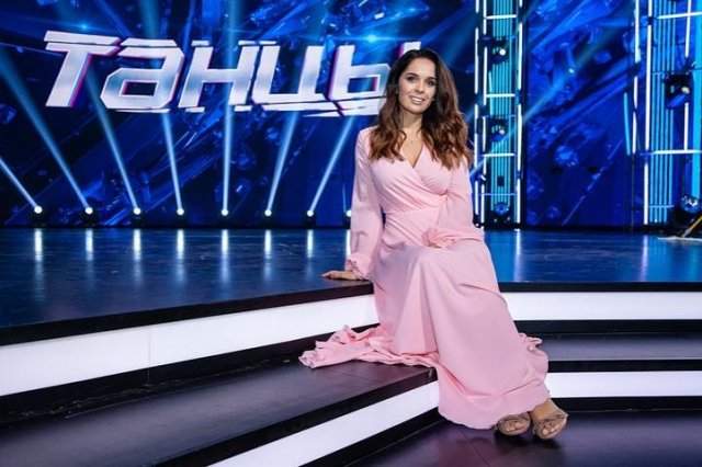 Юлия Ахмедова в розовом платье
