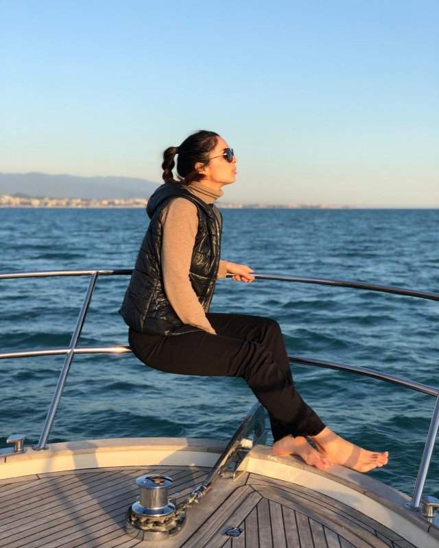 Юлия Ахмедова на яхте в теплой одежде