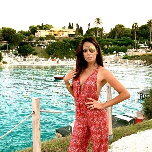 Джессика Нотаро в красном костюме на пляже