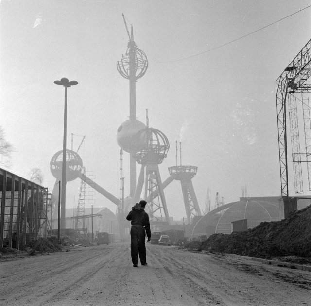Строительство Атомиума в Брюсселе к Всемирной выставке 1958 года