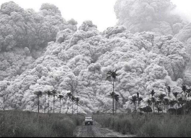 Водитель пикапа пытается сбежать от облака пепла, во время извержения вулкана Пинатубо на Филиппинах.17 июня 1991г.