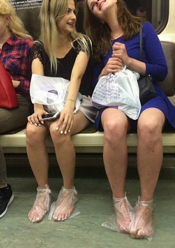 девушки с пакетами на ногах