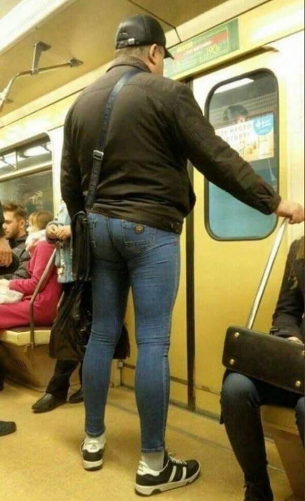 мужчина в узких джинсах