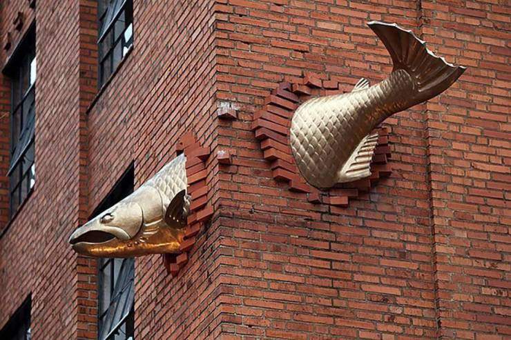 Скульптура рыба на здании