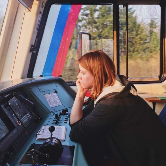Екатерина Сергеева управляет поездом