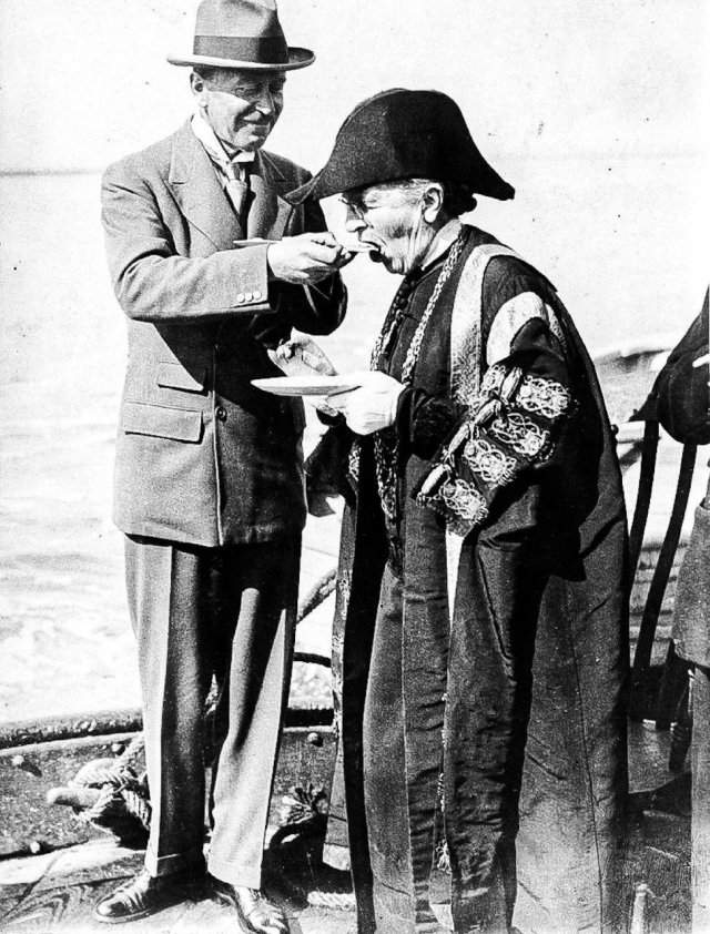Первая женщина-мэр в Англии Екатерина Хант из Колчестера на официальном открытии сезона устриц, 1925 год.