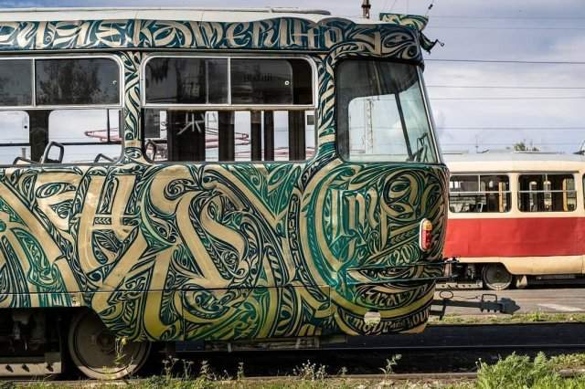 Трамвай на фестивале STENOGRAFFIA вид сбоку