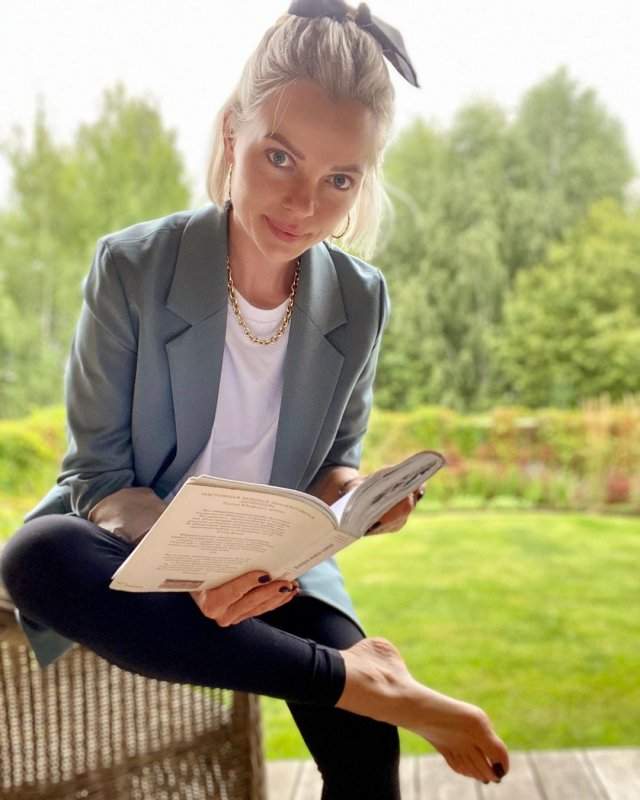 Елена Николаева - ведущая &quot;России 1&quot; в сером пиджаке читает книгу