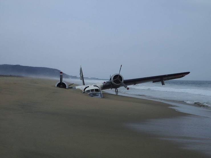 Самолет на пляже