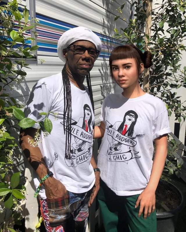 Лил Микела - цифрова модель с музыкантом в одинаковых футболках