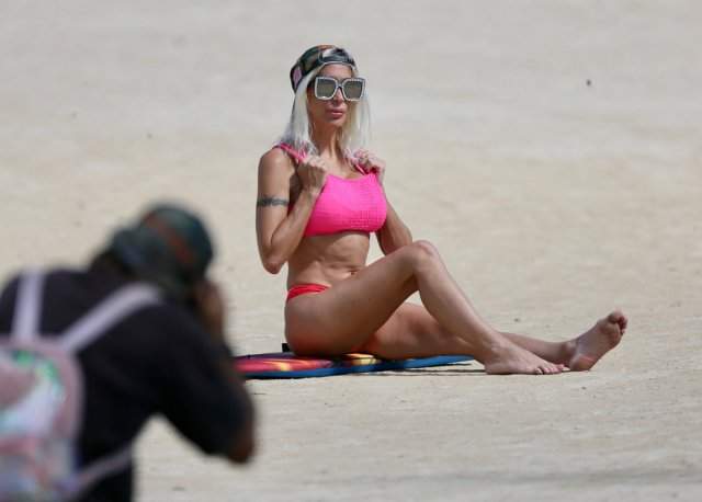 Анжелика Морган (Френчи Морган) в розовом купальнике на песке