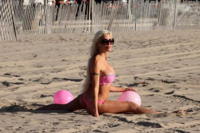 Анжелика Морган (Френчи Морган) в купальнике на пляже