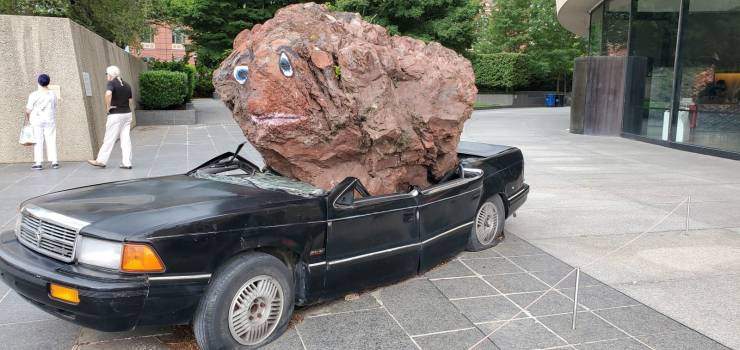 Камень на авто