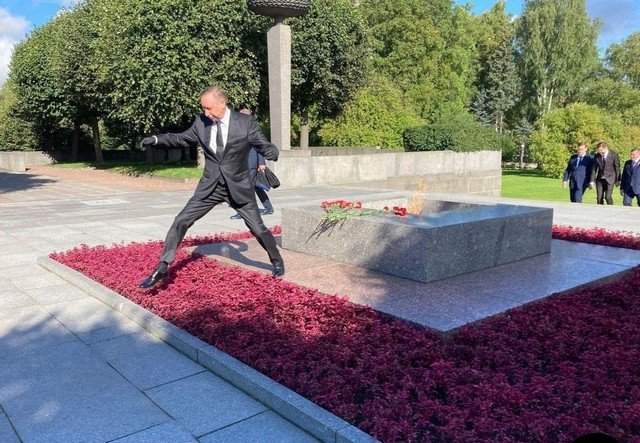 Губернатор Петербурга Александр Беглов перепрыгивает клумбу