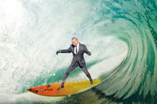 Губернатор Петербурга Александр Беглов перепрыгивает клумбу и катается на серфинге