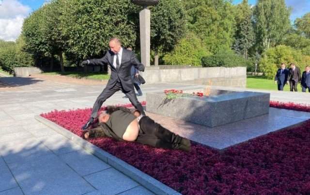 Губернатор Петербурга Александр Беглов перепрыгивает клумбу и спящего мема