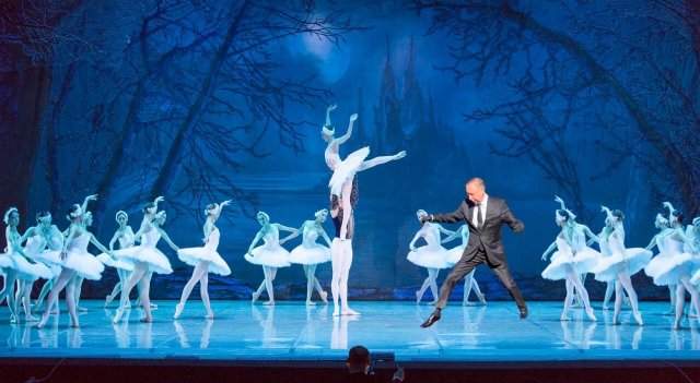 Губернатор Петербурга Александр Беглов перепрыгивает клумбу и танцует в Мариинском театре