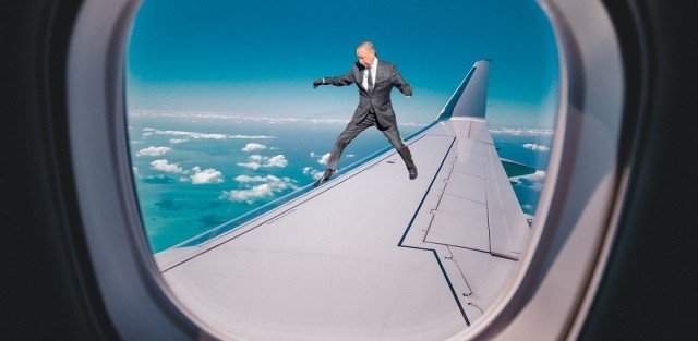 Губернатор Петербурга Александр Беглов перепрыгивает клумбу и оказывается на крыле самолета