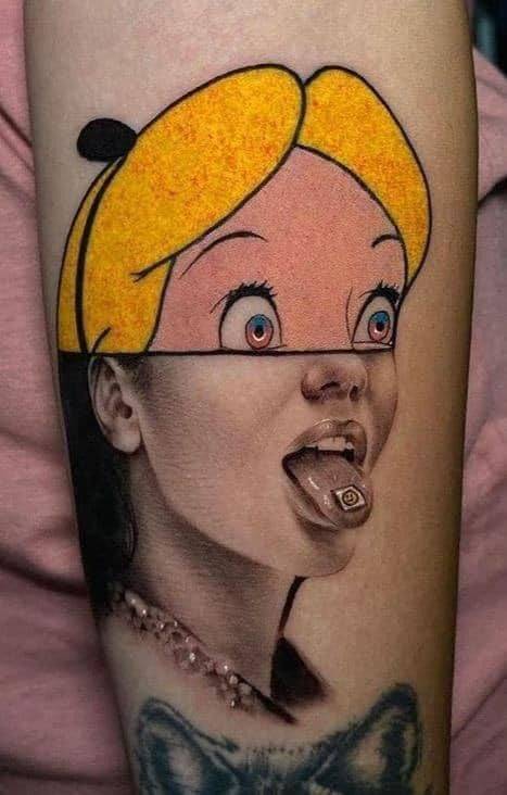 Креативная татуировка лицо девушки