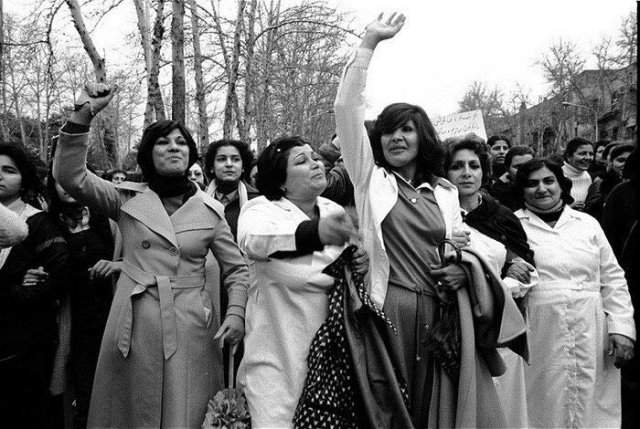 Иранские женщины протестуют против введения хиджаба. Тегеран. Исламская республика Иран, 1979 год. Это был последний день, когда женщинам разрешалось ходить с непокрытой головой.