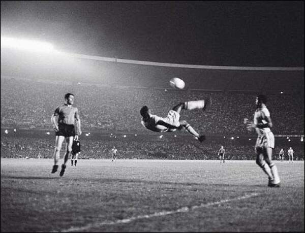 Знаменитый удар Пеле на стадионе «Маракана» в Рио-де-Жанейро, Бразилия, 1965 год