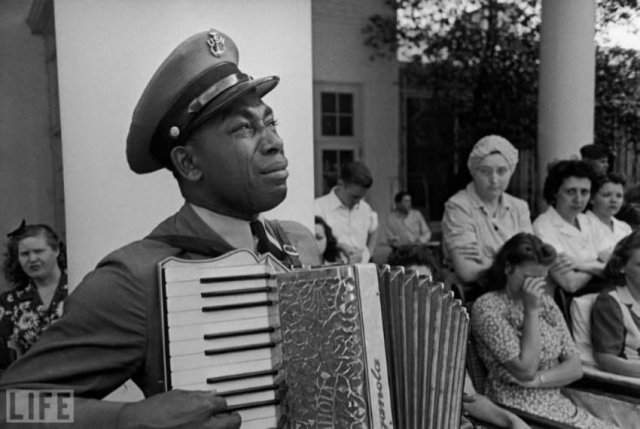 Старшина Грэм Джексон играет песню &quot;Goin' Home&quot; на похоронах президента Рузвельта 12 апреля 1945 года.