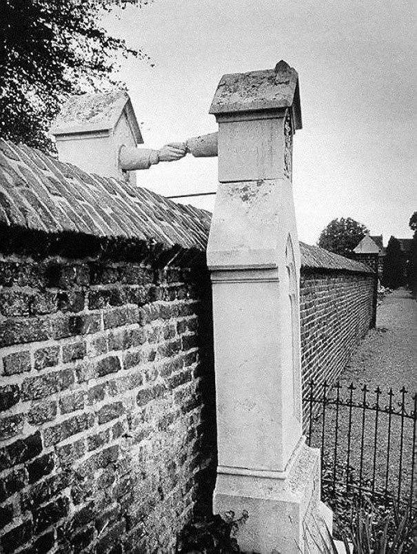 Муж – протестант, жена – католичка. После смерти община не разрешила похоронить их на одном кладбище. Голландия, 1888 год.