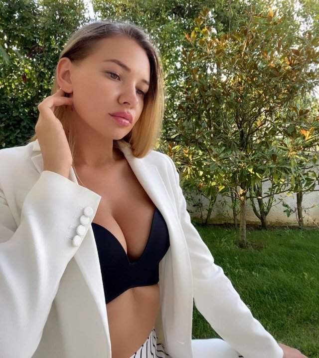 Юлия Диметра в черном лифчике и белом пиджаке