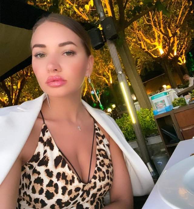 Юлия Диметра в леопардовой кофте в ресторане