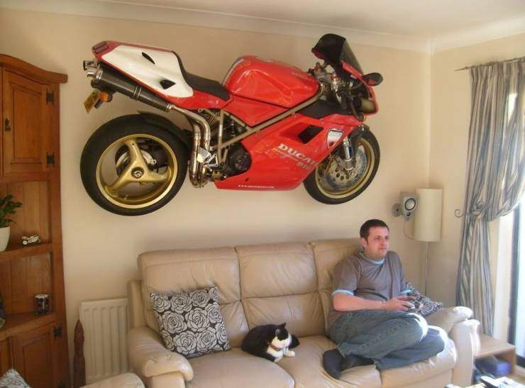 Спортивный мотоцикл на стене