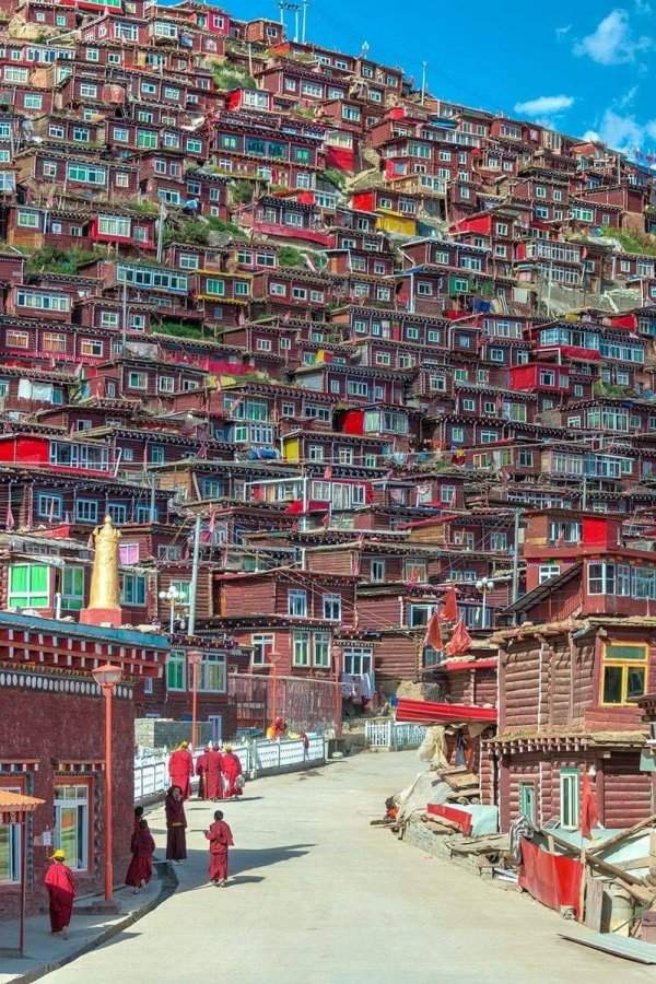 Красочный жилой район в Тибете