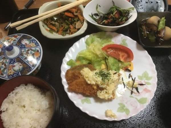 Жареная рыба с соусом тартар, тушеный картофель, салат из хидзики, обжаренный шпинат и морковь, рис, зеленый чай.