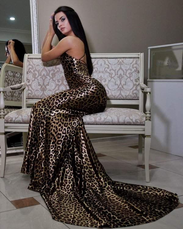 Виктория Айдамирова в леопардовом платье