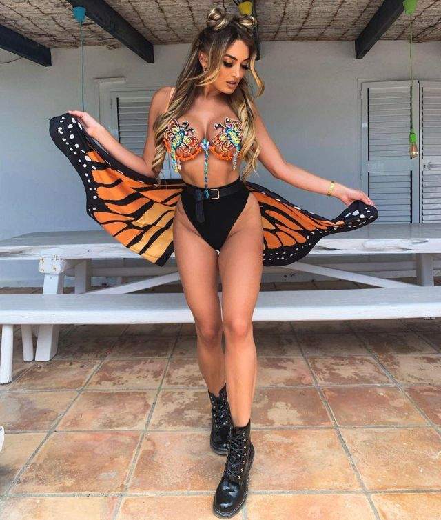 Заралена Джексон в образе бабочки