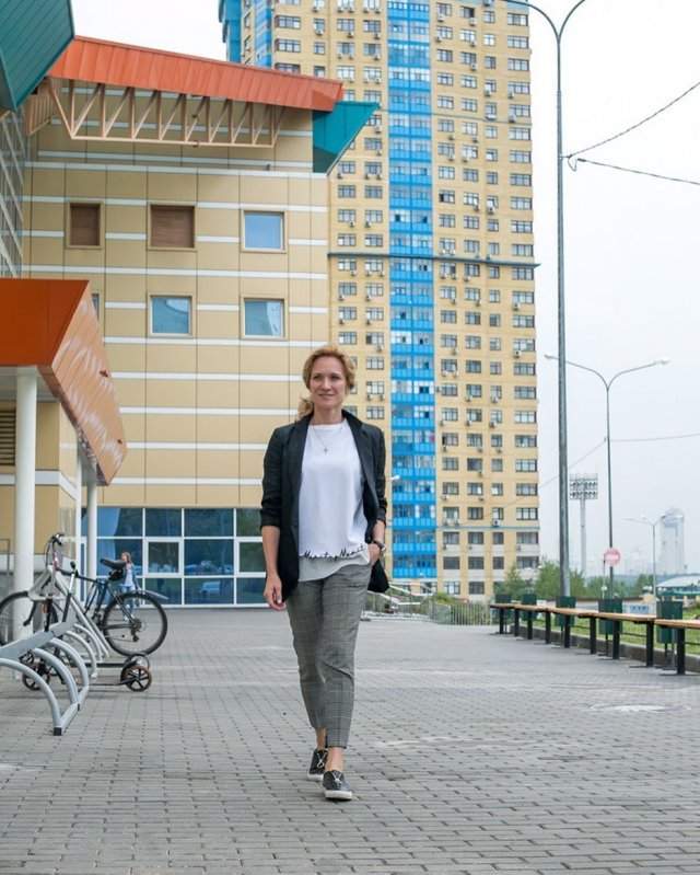 Мария Кисилева в белой бузке и черном пиджаке на улице