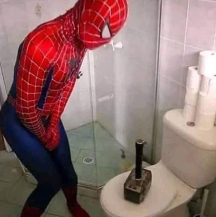 Человек паук в туалете