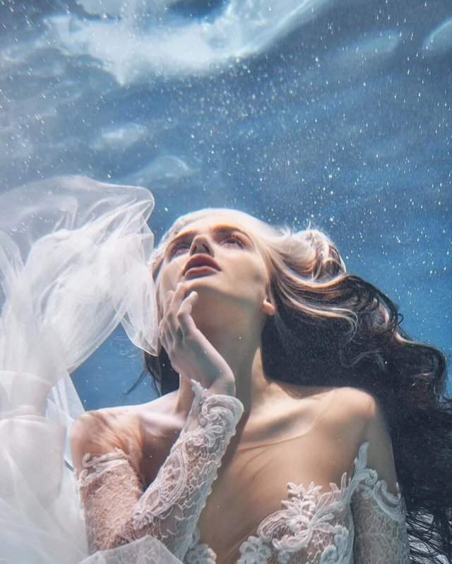 Дина Саева в белом платье под водой
