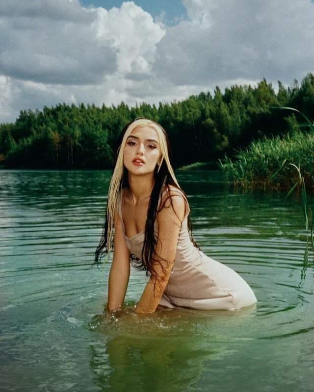 Дина Саева в белом платье на озере