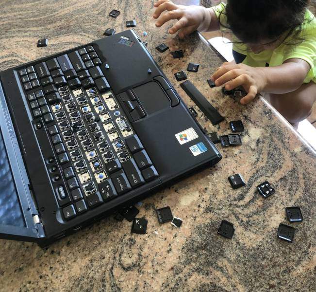 Ребенок разобрал клавиатуру ноутбука