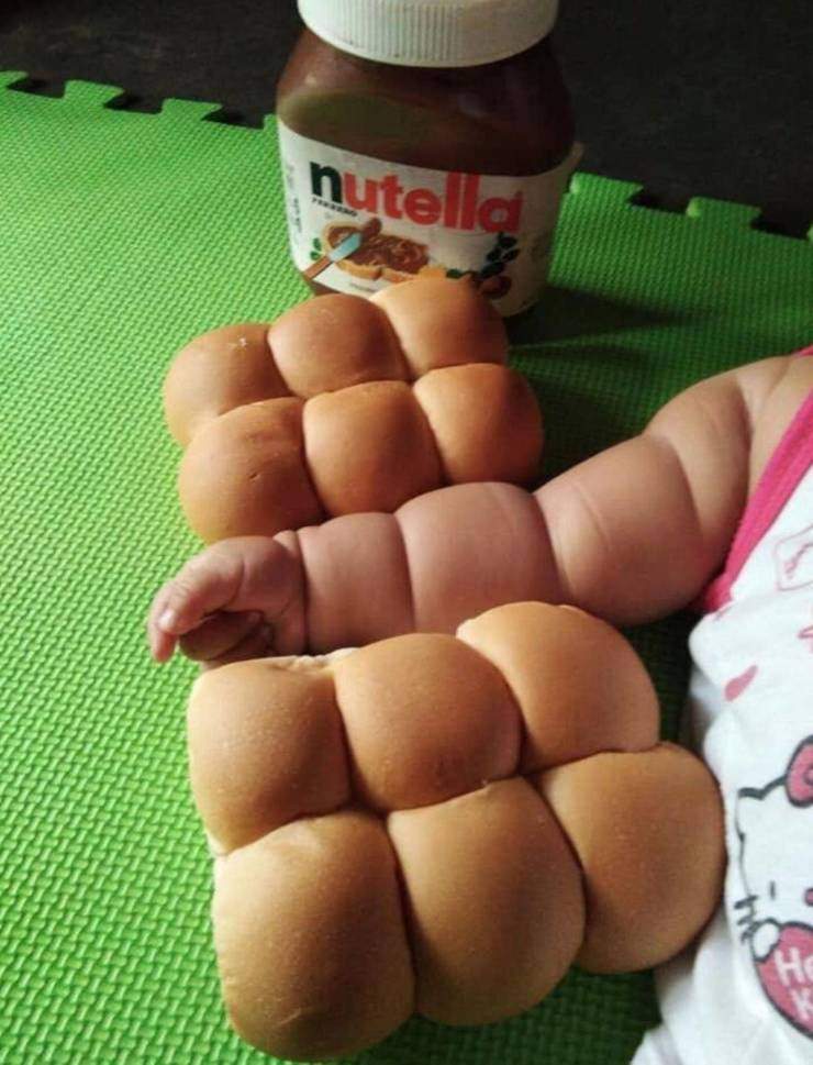Рука младенца как булочки