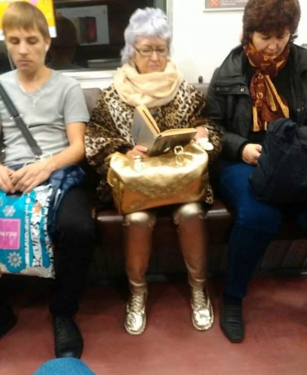 женщина с золотой сумкой
